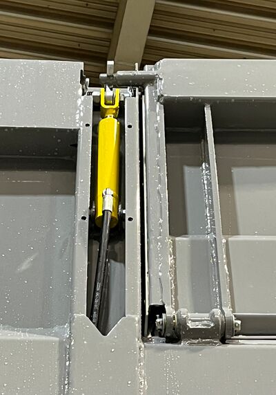 Beim Schließvorgang wird die Bordwand durch Fanghaken mit Federkraft gesichert