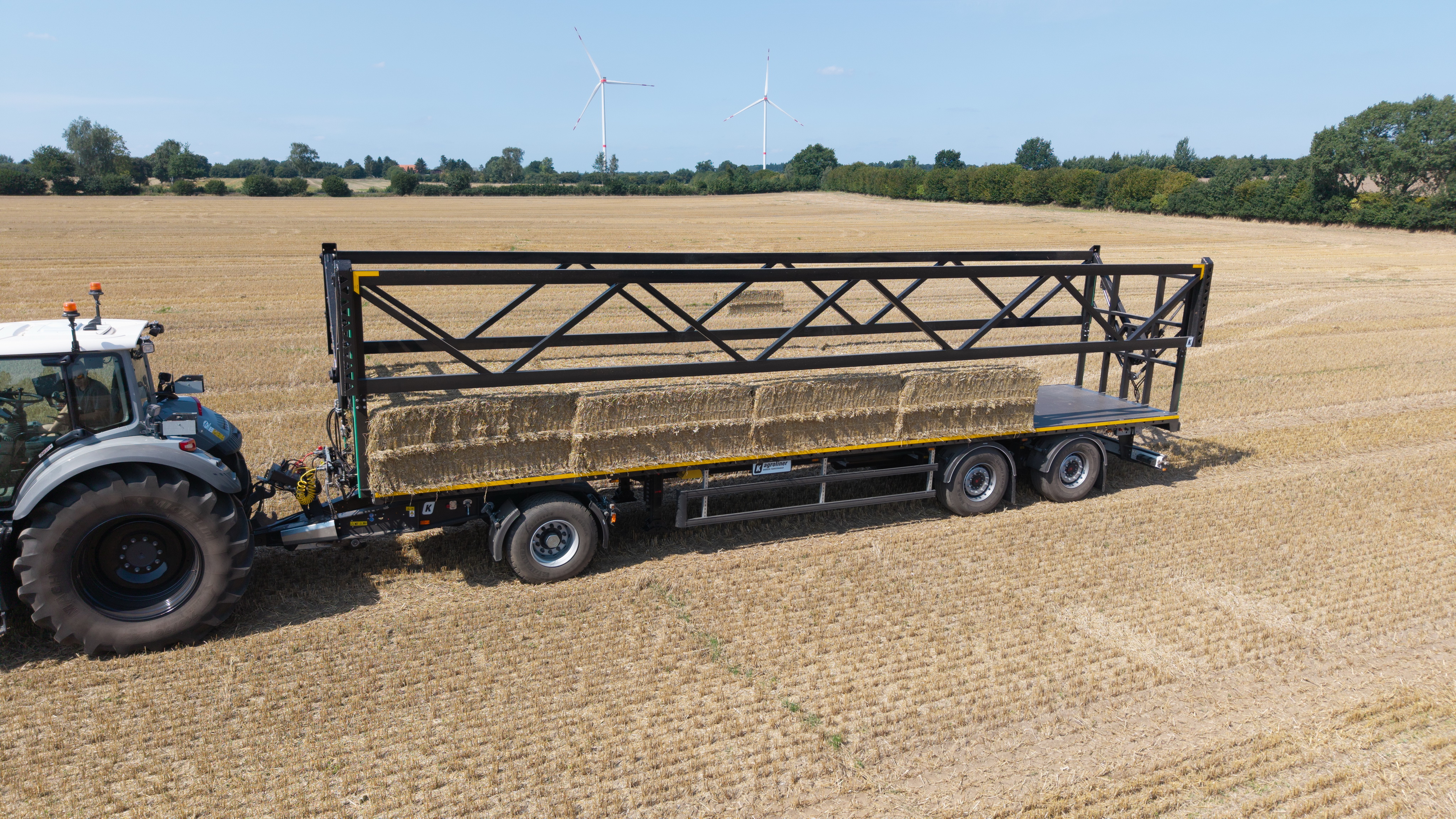 In Kombination mit einem Vorderwagen hinter einem Schlepper einsetzbar